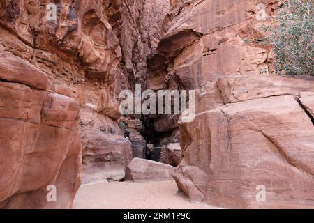 Menschen in der Khazali-Schlucht, berühmt für die alten Inschriften und Wasserlöcher, Wadi Rum, Jordanien, Nahost Stockfoto