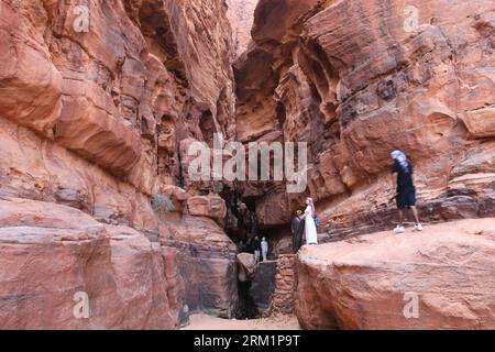 Menschen in der Khazali-Schlucht, berühmt für die alten Inschriften und Wasserlöcher, Wadi Rum, Jordanien, Nahost Stockfoto