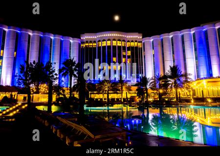 Das Ritz-Carlton Bahrain, nachts beleuchtet. Blick vom Poolbereich, Resortbereich Stockfoto