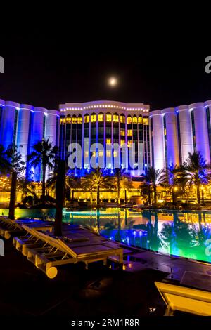 Das Ritz-Carlton Bahrain, nachts beleuchtet. Blick vom Poolbereich, Resortbereich Stockfoto