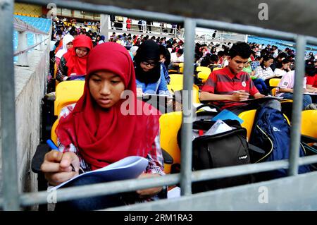 Bildnummer: 59620280 Datum: 09.05.2013 Copyright: imago/Xinhua (130509) -- JAKARTA, 9. Mai 2013 (Xinhua) -- Schüler der Oberstufe nehmen an dem Tryout Teil, der von einem Lernzentrum für die bevorstehende nationale Hochschuleintrittsprüfung im Stadion Gelora Bung Karno in Jakarta, Indonesien, 9. Mai 2013, durchgeführt wird. (Xinhua/Agung Kuncahya B.) INDONESIA-JAKARTA-COLLEGE – EINTRITTSKARTE PUBLICATIONxNOTxINxCHN xcb x0x 2013 quer 59620280 Datum 09 05 2013 Copyright Imago XINHUA Jakarta 9. Mai 2013 Schüler der XINHUA High School nehmen den Tryout Hero by a Learning Centre für die anstehende National College Entrance Exam ne Stockfoto