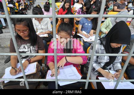 Bildnummer: 59620282 Datum: 09.05.2013 Copyright: imago/Xinhua (130509) -- JAKARTA, 9. Mai 2013 (Xinhua) -- Schüler der Oberstufe nehmen an dem Tryout Teil, der von einem Lernzentrum für die bevorstehende nationale Hochschuleintrittsprüfung im Stadion Gelora Bung Karno in Jakarta, Indonesien, 9. Mai 2013, durchgeführt wird. (Xinhua/Agung Kuncahya B.) INDONESIA-JAKARTA-COLLEGE – EINTRITTSKARTE PUBLICATIONxNOTxINxCHN xcb x0x 2013 quer 59620282 Datum 09 05 2013 Copyright Imago XINHUA Jakarta 9. Mai 2013 Schüler der XINHUA High School nehmen den Tryout Hero by a Learning Centre für die anstehende National College Entrance Exam ne Stockfoto