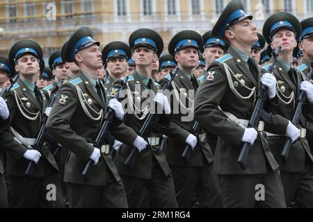 Bildnummer: 59620796 Datum: 09.05.2013 Copyright: imago/Xinhua (130509) -- SANKT PETERSBURG, 9. Mai 2013 (Xinhua) -- Soldaten nehmen am 9. Mai 2013 an einer Siegesparade auf dem Roten Platz in Sankt Petersburg, Russland, Teil. Am Donnerstag fand eine große Parade auf dem Roten Platz statt, um den 68. Jahrestag des Sieges der Sowjetunion über Nazi-Deutschland im Großen Vaterländischen Krieg zu feiern. (Xinhua/Zmeyev)(zhf) RUSSLAND-SANKT PETERSBURG-SIEG-TAGESZUG PUBLICATIONxNOTxINxCHN Gesellschaft Gedenken Weltkrieg 2 Gedenken Tag des Belages xas x0x 2013 quer Premiere 59620796 Datum 09 05 2013 Copyright Imag Stockfoto