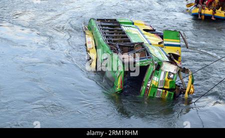 Bildnummer: 59620693 Datum: 08.05.2013 Copyright: imago/Xinhua (130509) -- KULLU, 2013 (Xinhua) -- Retter schauen sich einen Bus an, der in den Beas River bei Kullu bei Himachal Pradesh, Indien, am 8. Mai 2013 stürzte. Mehr als 33 Menschen starben, als am Mittwoch ein überladener Bus auf der Kullu-Mandi-Nationalstraße in den Fluss STÜRZTE.(Xinhua/Stringer)(zhf) INDIA-KULLU-BUS-UNFALL PUBLICATIONxNOTxINxCHN xcb x2x 2013 quer premiumd o0 Unglück, BUSUNGLVERKEHR, Fluss, Straße, ück, Unfall 59620693 Datum 08 05 2013 Copyright Imago XINHUA Kullu 2013 XINHUA Rescue Schauen Sie SICH einen Bus AN, der in die Beas stürzte Stockfoto