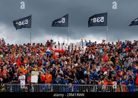 Zandvoort, Pays Bas. 26. August 2023. Fans auf Tribünen während des Formel 1 Heineken Dutch Grand Prix 2023, 13. Runde der Formel-1-Weltmeisterschaft 2023 vom 25. Bis 28. August 2023 auf dem Zandvoort Circuit in Zandvoort, Niederlande - Foto DPPI Credit: DPPI Media/Alamy Live News Stockfoto