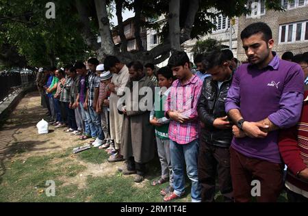 Bildnummer: 59626002 Datum: 10.05.2013 Copyright: imago/Xinhua (130510) -- SRINAGAR, 10. Mai 2013 (Xinhua) -- Kaschmir-Muslime bieten Beerdigungsgebete für den verstorbenen pakistanischen Gefangenen Sanaullah in Srinagar, Sommerhauptstadt des von Indien kontrollierten Kaschmirs, 10. Mai 2013 an. Sanaullah erlitt mehrere Kopfverletzungen, nachdem er von einem anderen Insassen angegriffen worden war, und starb am Donnerstag an mehreren Organversagen. (Xinhua/Javed dar) INDIEN-KASCHMIR-SRINAGAR-BEGRÄBNISGEBETE-PAKISTANISCHER GEFANGENER PUBLICATIONxNOTxINxCHN xcb x0x 2013 quer 59626002 Datum 10 05 2013 Copyright Imago XINHUA Srinagar 10. Mai 2013 XINHU Stockfoto