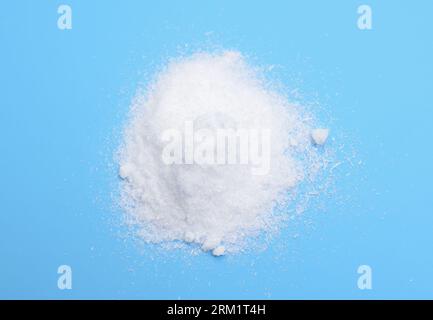 Taurin oder 2-Aminoethansulfonsäure. Auf blauem Hintergrund. Stockfoto