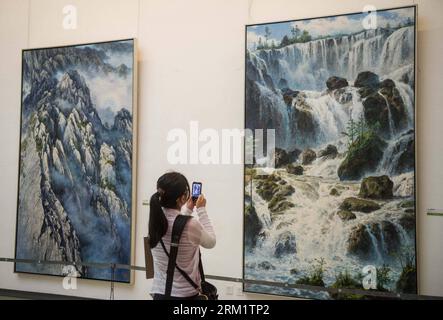 Bildnummer: 59628693  Datum: 11.05.2013  Copyright: imago/Xinhua (130511) -- BEIJING, May 11, 2013 (Xinhua) -- A visitor takes photos of paintings created by Feng Jianqin, a renowned oil painter in China, at Feng s exhibition in National Art Museum of China in Beijing, May 11, 2013. The painting show displays some 60 pieces of Feng s work created in the past five years. (Xinhua/Luo Xiaoguang) (hdt) CHINA-BEIJING-FENG JIANQIN-OIL PAINTING SHOW (CN) PUBLICATIONxNOTxINxCHN Kultur Kunst Kunstausstellung Ausstellung Malerei xdp x0x 2013 quer      59628693 Date 11 05 2013 Copyright Imago XINHUA  Bei Stock Photo