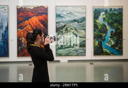 Bildnummer: 59628694  Datum: 11.05.2013  Copyright: imago/Xinhua (130511) -- BEIJING, May 11, 2013 (Xinhua) -- A visitor takes photos of paintings created by Feng Jianqin, a renowned oil painter in China, at Feng s exhibition in National Art Museum of China in Beijing, May 11, 2013. The painting show displays some 60 pieces of Feng s work created in the past five years. (Xinhua/Luo Xiaoguang) (hdt) CHINA-BEIJING-FENG JIANQIN-OIL PAINTING SHOW (CN) PUBLICATIONxNOTxINxCHN Kultur Kunst Kunstausstellung Ausstellung Malerei xdp x0x 2013 quer      59628694 Date 11 05 2013 Copyright Imago XINHUA  Bei Stock Photo