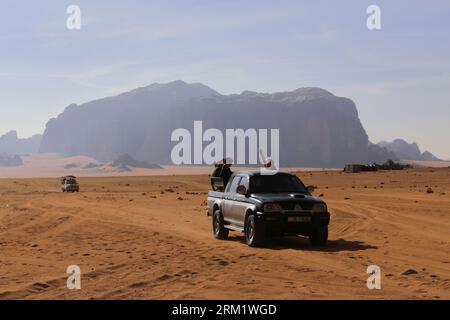 Touristen auf einer Jeep-Tour in Wadi Rum, UNESCO-Weltkulturerbe, Jordanien, Naher Osten Stockfoto