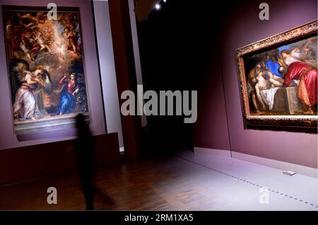 Bildnummer: 59643022  Datum: 14.05.2013  Copyright: imago/Xinhua (130514) -- ROME, May 14, 2013 (Xinhua) -- A visitor visits the exhibition of Titian paintings in Rome, Italy, on May 14, 2013. The exhibition of Titian paintings with his masterpieces Flora Annunciation is held in Scuderie del Quirinale in Rome from March 5 to June 16. (Xinhua/Xu Nizhi) (bxq) ITALY-ROME-EXHIBITION OF TITIAN PAINTINGS PUBLICATIONxNOTxINxCHN Kunst Kultur Museum Ausstellung Tizian x0x xrj 2013 quer      59643022 Date 14 05 2013 Copyright Imago XINHUA  Rome May 14 2013 XINHUA a Visitor visits The Exhibition of Titia Stock Photo