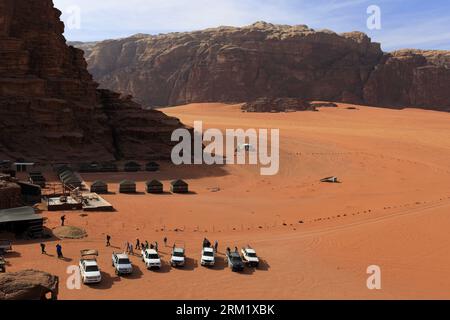 Touristen auf einer Jeep-Tour in Wadi Rum, UNESCO-Weltkulturerbe, Jordanien, Naher Osten Stockfoto