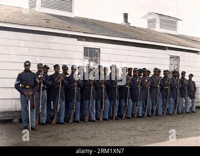 Afroamerikanische Soldaten des 4. US-amerikanischen Infanterieregiments sind auf diesem Bild aus dem Jahr 1865 zu sehen. Die Soldaten des Regiments erhielten drei Medaillen Stockfoto