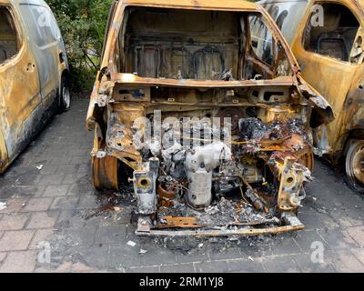 Ausgebrannte Autos auf einem Parkplatz. Verbrannte Autos. Stockfoto