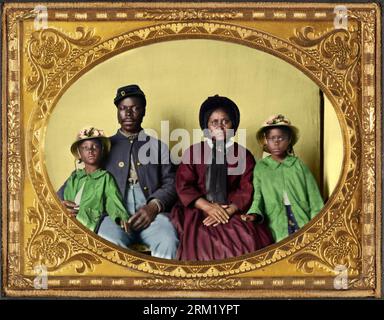 Sergeant Samuel Smith, afroamerikanischer Soldat der 119. USCT, in Unionsuniform mit seiner Frau Mollie und seinen Töchtern Mary und Maggie. Zwischen 1863 Uhr Stockfoto