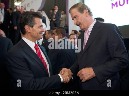 Bildnummer: 59655660 Datum: 16.05.2013 Copyright: imago/Xinhua (130517) -- GUANAJUATO, 17. Mai 2013 (Xinhua) -- das Bild des mexikanischen Ratsvorsitzes zeigt, wie der mexikanische Präsident Enrique Pena Nieto (L) am 16. Mai 2013 in Leon, Guanajuato, Mexiko, mit dem ehemaligen mexikanischen Präsidenten Vicente Fox Quesada die Hände schüttelt. 2013. (Xinhua/Mexikos Vorsitz)(jl) MEXIKO-GUANAJUATO-POLITICS-PENA NIETO PUBLICATIONxNOTxINxCHN xcb x0x 2013 quer premiumd 59655660 Datum 16 05 2013 Copyright Imago XINHUA Guanajuato 17. Mai 2013 XINHUA Bild bereitgestellt von Mexico S Presiden Stockfoto