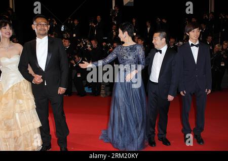 Bildnummer: 59661063 Datum: 17.05.2013 Copyright: imago/Xinhua (130518) -- CANNES, Mai 2012 (Xinhua) -- die chinesische Schauspielerin Li Meng, der Schauspieler Jiang Wu, die Schauspielerin Zhao Tao, die Regisseurin Jia Zhangke, der Schauspieler Luo Lanshan (L bis R) nahmen an der Vorführung des chinesischen Films Tian Zhu Ding (A Touch of Sin) von Jia Zhangke auf dem 66. Filmfestival in Cannes, Südfrankreich, 17. Mai 2013 Teil. (Xinhua/Gao Jing) FRANCE-CANNES-FILM FESTIVAL-TIAN ZHU DING(A TOUCH OF SIN)-PREMIERE PUBLICATIONxNOTxINxCHN People Kultur Entertainment Film 66 Internationale Filmfestspiele Cannes Filmpremiere Premiere xdp x0x20 Stockfoto