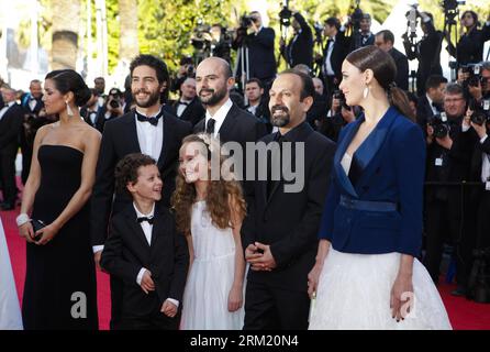 Bildnummer: 59661053  Datum: 17.05.2013  Copyright: imago/Xinhua (130517) -- CANNES, May 17, 2013 (Xinhua) -- Iranian director Asghar Farhadi (2nd R) attends the premiere of his film Le Passe (The Past) with cast members during the 66th annual Cannes Film Festival in Cannes, France, May 17, 2013. (Xinhua/Zhou Lei) FRANCE-CANNES-FILM FESTIVAL-LE PASSE-PREMIERE PUBLICATIONxNOTxINxCHN People Kultur Entertainment Film 66 Internationale Filmfestspiele Cannes Filmpremiere Premiere xdp x0x 2013 quer      59661053 Date 17 05 2013 Copyright Imago XINHUA  Cannes May 17 2013 XINHUA Iranian Director Asgha Stock Photo