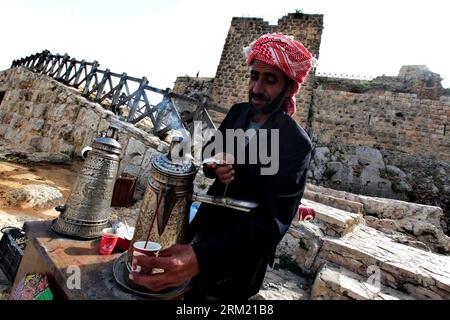 Bildnummer: 59665496 Datum: 19.05.2013 Copyright: imago/Xinhua (130519) -- AMMAN, 19. Mai 2013 (Xinhua) -- Ein Mann verkauft arabischen Kaffee an Touristen in der Nähe der Burg Ajloun, etwa 73 km nördlich der Hauptstadt Amman von Jordanien am 19. Mai 2013. Ajloun Castle, besser bekannt als Qal in AR-Rabad, wurde 1184 n. Chr. von einem der Generäle von Saladin erbaut, um die Eisenminen von Ajloun zu kontrollieren und die Franken von der Invasion der Stadt abzuhalten. (Xinhua/Mohammad Abu Ghosh) (zf) JORDAN-AMMAN-AJLOUN SCHLOSS PUBLICATIONxNOTxINxCHN Gesellschaft xbs x2x 2013 quer o0 Arbeitswelten Verkäufer Kaffeeverkäufer 59665496 Datum 19 05 Stockfoto