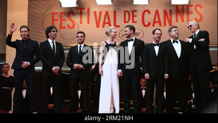 Bildnummer: 59666056 Datum: 19.05.2013 Copyright: imago/Xinhua (130519) -- CANNES, 19. Mai 2012 (Xinhua) -- Regisseur Ethan Coen (3. R), Joel Coen (2. L), Schauspieler Garrett Hedlund (1. L), Oscar Isaac (3. L), Justin Timberlake (4. R) und Schauspielerin Carey Mulligan (4. L) posieren Sie für die Vorführung des amerikanischen Films Inside Llewyn Davis im Wettbewerb auf dem 66. Cannes Film Festival in Cannes, Südfrankreich, 19. Mai 2013. (Xinhua/Gao Jing) FRANCE-CANNES-FILM FESTIVAL-INSIDE LLEWYN DAVIS-PREMIERE PUBLICATIONxNOTxINxCHN People Kultur Entertainment Film 66 Internationale Filmfestspiele Cannes Filmprem Stockfoto