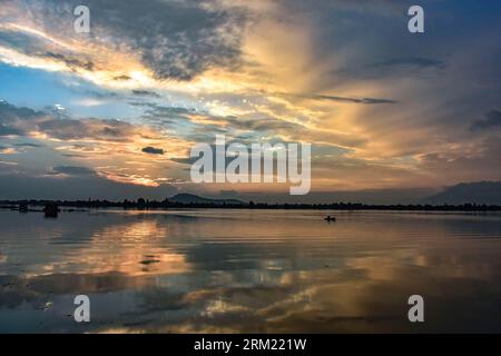 Srinagar, Indien. 26. August 2023. Ein Mann rudert sein Boot über den Dal-See während des Sonnenuntergangs in Srinagar, der Sommerhauptstadt von Jammu und Kaschmir. (Foto: Saqib Majeed/SOPA Images/SIPA USA) Credit: SIPA USA/Alamy Live News Stockfoto