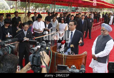 Bildnummer: 59668694  Datum: 20.05.2013  Copyright: imago/Xinhua (130520) -- NEW DELHI, May 20, 2013 (Xinhua) -- Chinese Premier Li Keqiang (C) answers questions raised by journalists after a welcome ceremony held by Indian Prime Minister Manmohan Singh (R) in New Delhi, India, May 20, 2013. (Xinhua/Ju Peng) (hdt) INDIA-NEW DELHI-CHINA-LI KEQIANG-SINGH-WELCOME CEREMONY PUBLICATIONxNOTxINxCHN People Politik x0x xsk 2013 quer premiumd      59668694 Date 20 05 2013 Copyright Imago XINHUA  New Delhi May 20 2013 XINHUA Chinese Premier left Keqiang C Answers Questions Raised by Journalists After a W Stock Photo