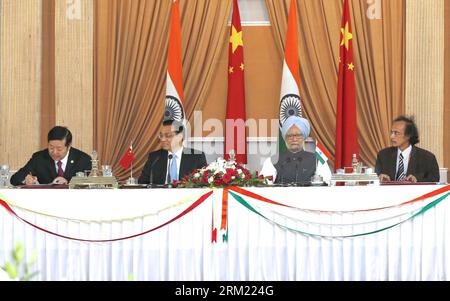 Bildnummer: 59668558  Datum: 20.05.2013  Copyright: imago/Xinhua (130520) -- NEW DELHI, May 20, 2013 (Xinhua) -- Chinese Premier Li Keqiang (2nd L) and Indian Prime Minister Manmohan Singh (2nd R) jointly witness the signing of a series of bilateral cooperative documents in New Delhi, India, May 20, 2013. (Xinhua/Ju Peng) (hdt) INDIA-NEW DELHI-CHINA-LI KEQIANG-SINGH-SIGNING CEREMONY PUBLICATIONxNOTxINxCHN People Politik x0x xkg 2013 quer      59668558 Date 20 05 2013 Copyright Imago XINHUA  New Delhi May 20 2013 XINHUA Chinese Premier left Keqiang 2nd l and Indian Prime Ministers Manmohan Sing Stock Photo