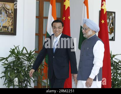 Bildnummer: 59669115  Datum: 20.05.2013  Copyright: imago/Xinhua (130520) -- NEW DELHI, May 20, 2013 (Xinhua) -- Chinese Premier Li Keqiang (L) and Indian Prime Minister Manmohan Singh walk into the venue for their talks in New Delhi, India, May 20, 2013. (Xinhua/Ju Peng) (hdt) INDIA-NEW DELHI-CHINA-LI KEQIANG-SINGH-TALKS PUBLICATIONxNOTxINxCHN People Politik x0x xsk 2013 quer premiumd      59669115 Date 20 05 2013 Copyright Imago XINHUA  New Delhi May 20 2013 XINHUA Chinese Premier left Keqiang l and Indian Prime Ministers Manmohan Singh Walk into The Venue for their Talks in New Delhi India Stock Photo