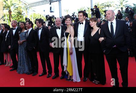 Bildnummer: 59670767  Datum: 20.05.2013  Copyright: imago/Xinhua (130520) -- CANNES, May 20, 2012 (Xinhua) -- Cast members arrive for the screening of the film Blood Ties presented Out of Competition at the 66th Cannes Film Festival in Cannes, southern France, May 20, 2013. (Xinhua/Gao Jing) FRANCE-CANNES-FILM FESTIVAL-BLOOD TIES-PREMIERE PUBLICATIONxNOTxINxCHN Entertainment Film 66 Internationale Filmfestspiele Cannes People x0x xkg 2013 quer premiumd      59670767 Date 20 05 2013 Copyright Imago XINHUA  Cannes May 20 2012 XINHUA Cast Members Arrive for The Screening of The Film Blood Ties pr Stock Photo