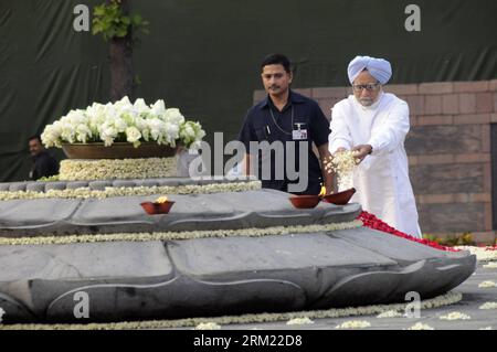 Bildnummer: 59672763 Datum: 21.05.2013 Copyright: imago/Xinhua (130521) -- NEU DELHI, 21. Mai 2013 (Xinhua) -- der indische Premierminister Manmohan Singh (R) feiert anlässlich seines 22. Todestag in Neu-Delhi, der indischen Hauptstadt, am 21. Mai 2013 eine florale Hommage an den ehemaligen indischen Premierminister Rajiv Gandhi. Der ehemalige indische Premierminister Rajiv Gandhi wurde bei einem Selbstmordanschlag bei einer Wahlkundgebung in der Nähe von Chennai, Tamil Nadu, am 21. Mai 1991 getötet. (Xinhua/Parsha Sarkar) (lr) INDIEN-NEU DELHI-RAJIV GANDHI-TOD-DER 22. JAHRESTAG PUBLICATIONxNOTxINxCHN People Politik x0x xkg 2013 quer Stockfoto