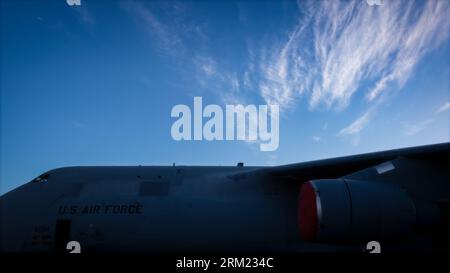 Der Abendhimmel verdunkelt sich hinter einer C5 Galaxy bei der Miramar Airshow 2022 in San Diego, Kalifornien. Stockfoto