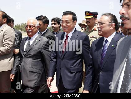 Bildnummer: 59677058 Datum: 22.05.2013 Copyright: imago/Xinhua (130522) -- ISLAMABAD, 22. Mai 2013 (Xinhua) -- der chinesische Premier Li Keqiang (C, Front) wird vom pakistanischen Präsidenten Asif Ali Zardari und dem Interimsprimierminister mir Hazar Khan Khoso bei seiner Ankunft in Islamabad, Pakistan, 22. Mai 2013, begrüßt. Li Keqiang kam am Mittwoch zu einem offiziellen Besuch in Pakistan. (Xinhua/Ju Peng) (MP) PAKISTAN-CHINA-LI KEQIANG-ARRIVAL PUBLICATIONxNOTxINxCHN People Politik Premiumd x0x xkg 2013 quer 59677058 Datum 22 05 2013 Copyright Imago XINHUA Islamabad 22. Mai 2013 XINHUA chinesischer Premierminister links Stockfoto