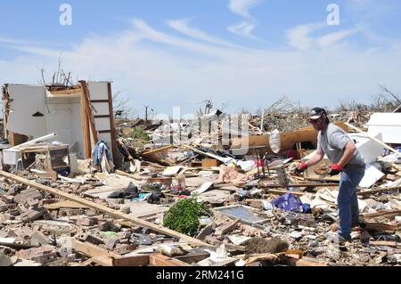 Bildnummer: 59683301  Datum: 22.05.2013  Copyright: imago/Xinhua A man search for his belongings in the debris of his house in a tornado-destroyed neighborhood in Moore, Oklahoma, the United States, May 22, 2013. Twenty-four were killed and 237 others injured when a massive tornado blasted the southern suburbs of Oklahoma City on Monday. (Xinhua/Zhang Yongxing)(axy) US-OKLAHOMA-MOORE-TORNADO PUBLICATIONxNOTxINxCHN Gesellschaft Katastrophe Naturkatastrophe Sturm Zerstörung Schäden x0x xst premiumd HIghlight 2013 quer     59683301 Date 22 05 2013 Copyright Imago XINHUA a Man Search for His belon Stock Photo