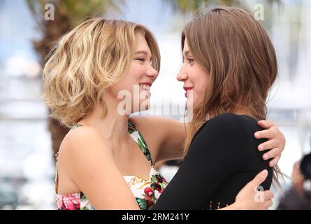 Bildnummer: 59684519  Datum: 23.05.2013  Copyright: imago/Xinhua (130523) -- CANNES, May 23, 2013 (Xinhua) -- Cast members Lea Seydoux (L) and Adele Exarchopoulos pose during a photocall for the film La Vie D Adele at the 66th edition of the Cannes Film Festival in Cannes, France, May 23, 2013. (Xinhua/Gao Jing) FRANCE-CANNES-FILM FESTIVAL-LA VIE D ADELE-PHOTOCALL PUBLICATIONxNOTxINxCHN Kultur Entertainment People Film 66 Internationale Filmfestspiele Cannes Photocall xas x0x 2013 quer Aufmacher premiumd      59684519 Date 23 05 2013 Copyright Imago XINHUA  Cannes May 23 2013 XINHUA Cast Membe Stock Photo