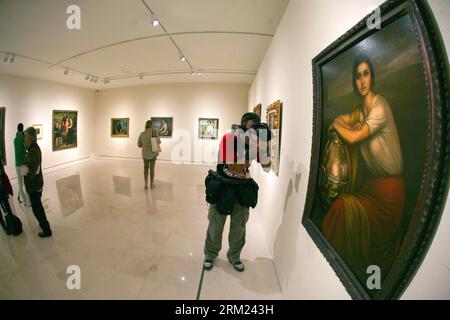 Bildnummer: 59683307 Datum: 22.05.2013 Copyright: imago/Xinhua Ein Fotograf arbeitet während der Ausstellung Julio Romero de Torres zwischen Mythos und Tradition im Carmen Thyssen Museum in Malaga, Spanien, am 22. Mai 2013. (Xinhua/AGENCIAPUNTOPRESS) SPAIN-MALAGA-CULTURE-EXHIBITION PUBLICATIONxNOTxINxCHN Kultur Kunst Malerei Ausstellung x0x xst 2013 quer 59683307 Datum 22 05 2013 Copyright Imago XINHUA A Fotoarbeiten während der Ausstellung Julio Romero de Torres Zwischen MYTHOS und Tradition IM Carmen Thyssen Museum in Malaga Spanien AM 22. Mai 2013 XINHUA Spanien Malaga Kulturausstellung PUBLIKATION Stockfoto