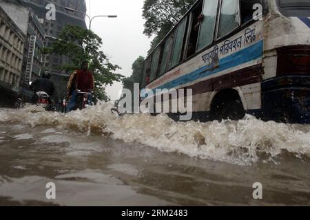 Bildnummer: 59684819 Datum: 23.05.2013 Copyright: imago/Xinhua (130523) -- DHAKA, 23. Mai 2013 (Xinhua) -- Ein Bus fährt im Wasser in der Motijheel-Gegend in Dhaka, Bangladesch, 23. Mai 2013. Am Donnerstagmorgen trafen starke Duschen in verschiedenen Teilen der Hauptstadt. (Xinhua/Shariful Islam) (djj) BANGLADESCH-DHAKA-STARKREGEN PUBLICATIONxNOTxINxCHN xcb x2x 2013 quer o0 Gesellschaft, Hochwasser, Straße, Verkehr 59684819 Datum 23 05 2013 Copyright Imago XINHUA Dhaka 23. Mai 2013 XINHUA A Bus bewegt sich im Wasser in DER Gegend von Dhaka Bangladesch 23. Mai 2013 starke Duschen treffen verschiedene Teile der Hauptstadt Stockfoto