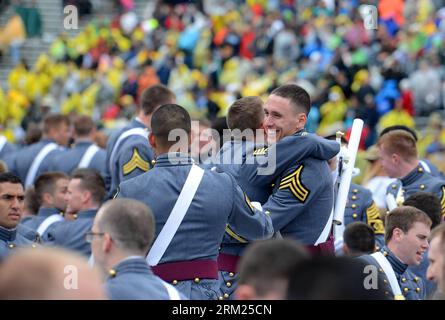 Bildnummer: 59701244  Datum: 25.05.2013  Copyright: imago/Xinhua Graduating cadets celebrate with a hug during the graduation ceremonies at the United States Military Academy at West Point, New York, the United States, May 25, 2013. 1,007 cadets graduated on Saturday from the famous military academy founded in 1802. (Xinhua/Wang Lei) (ybg) US-NEW YORK-WEST POINT-GRADUATION PUBLICATIONxNOTxINxCHN Gesellschaft Miliär Abschluss Akademie Militär xsp x0x 2013 quer     59701244 Date 25 05 2013 Copyright Imago XINHUA graduating Cadets Celebrate With a Hug during The Graduation Ceremonies AT The Unite Stock Photo