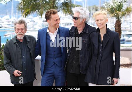 Bildnummer: 59701310 Datum: 25.05.2013 Copyright: imago/Xinhua Cast-Mitglieder (L-to-R) Schauspieler John Hurt, Schauspieler Tom Hiddleston, Regisseur Jim Jarmusch und Schauspielerin Tilda Swinton posieren während eines Fotogesprächs für den Film Only Lovers Left Alive, der am 25. Mai 2013 bei der 66. Ausgabe der Filmfestspiele von Cannes in Cannes im Wettbewerb stand. (Xinhua/Gao Jing) (ybg) FRANKREICH-CANNES-FILM FESTIVAL-ONLY LOVERS LEFT ALIVE-FOTOAUFRUF PUBLICATIONxNOTxINxCHN Kultur Entertainment People Film 66 Internationale Filmfestspiele Cannes Photocall xsp x0x 2013 quer Highlight Premiumaufführung 59701310 Datum 25 05 2013 Copyrigh Stockfoto