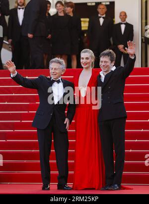 130525 -- CANNES, 25. Mai 2012 Xinhua -- Regisseur Roman Polanski L nimmt an der Premiere seines Films Venus in Fur mit dem Schauspieler Mathieu Amalric R und der Schauspielerin Emmanuelle Seigner am 66. Cannes Film Festival in Cannes, Südfrankreich, am 25. Mai 2013 Teil. Xinhua/Zhou Lei FRANCE-CANNES-FILM FESTIVAL-COMPETITION-VENUS IN FUR PUBLICATIONxNOTxINxCHN Stockfoto