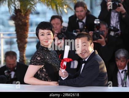 Bildnummer: 59708001 Datum: 26.05.2013 Copyright: imago/Xinhua (130526) -- CANNES, 26. Mai 2012 (Xinhua) -- der chinesische Regisseur Jia Zhangke (R) und seine Frau, die Schauspielerin Zhao Tao, posieren während eines Fotogesprächs, nachdem sie am 26. Mai 2013 mit dem besten Drehbuch für den Film Tian Zhu Ding (A Touch of Sin) beim 66. Filmfestival von Cannes ausgezeichnet wurden. Das Festival endete hier am Sonntagabend. (Xinhua/Gao Jing) FRANCE-CANNES-FILM FESTIVAL-AWARD PUBLICATIONxNOTxINxCHN Entertainment Film 66 Internationale Filmfestspiele Cannes People Preisträger Goldene Palme x0x xkg 2013 quer 59708001 Datum 26 Stockfoto