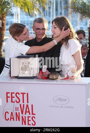 Bildnummer: 59707666  Datum: 26.05.2013  Copyright: imago/Xinhua (130526) -- CANNES, May 26, 2012 (Xinhua) -- Cast members of La Vie D Adele (L to R) French actress Lea Seydoux, director Abdellatif Kechiche and actress Adele Exarchopoulos pose during a photocall after being awarded with Palme d Or for the film La Vie d Adele at the 66th Cannes Film Festival in Cannes, France, on May 26, 2013. The festival ended here on Sunday night. (Xinhua/Gao Jing) FRANCE-CANNES-FILM FESTIVAL-LA VIE D ADELE-PALME D OR PUBLICATIONxNOTxINxCHN Kultur Entertainment People Film 66 Internationale Filmfestspiele Ca Stock Photo