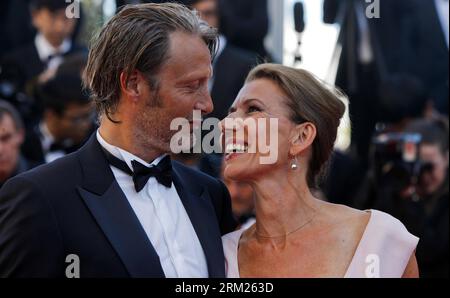 Bildnummer: 59707612  Datum: 26.05.2013  Copyright: imago/Xinhua (130526) -- CANNES, May 26, 2013 (Xinhua) -- Danish actor Mads Mikkelsen (L) and his wife Hanne Jacobsen attend the closing ceremony of the 66th Cannes Film Festival in Cannes, France, on May 26, 2013. (Xinhua/Zhou Lei) FRANCE-CANNES-FILM FESTIVAL-CLOSING PUBLICATIONxNOTxINxCHN Kultur Entertainment People Film 66 Internationale Filmfestspiele Cannes xcb x0x 2013 quer premiumd      59707612 Date 26 05 2013 Copyright Imago XINHUA  Cannes May 26 2013 XINHUA Danish Actor Mads Mikkelsen l and His wife Hanne Jacobsen attend The CLOSING Stock Photo