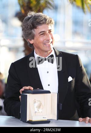 (130526) -- CANNES, 26. Mai 2012 (Xinhua) -- US-Regisseur Alexander Payne posiert während eines Fotogesprächs mit dem besten Schauspieler im Auftrag des US-Schauspielers Bruce den (nicht abgebildet) für den Film Nebraska während eines Fotogesprächs auf dem 66. Cannes Film Festival in Cannes, Frankreich, am 26. Mai 2013. Das Festival endete hier am Sonntagabend. (Xinhua/Gao Jing) FRANCE-CANNES-FILM FESTIVAL-AWARD PUBLICATIONxNOTxINxCHN Cannes Mai 26 2012 XINHUA US-Regisseur Alexander Payne posiert während eines Fotogesprächs mit dem besten Schauspieler IM Namen des US-Schauspielers Bruce der nicht für den Film Nebraska abgebildeten während eines Fotogesprächs IM Cann Stockfoto