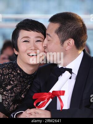 Bildnummer: 59708004 Datum: 26.05.2013 Copyright: imago/Xinhua (130526) -- CANNES, 26. Mai 2012 (Xinhua) -- der chinesische Regisseur Jia Zhangke (R) und seine Frau, die Schauspielerin Zhao Tao, posieren während eines Fotogesprächs, nachdem sie am 26. Mai 2013 mit dem besten Drehbuch für den Film Tian Zhu Ding (A Touch of Sin) beim 66. Filmfestival von Cannes ausgezeichnet wurden. Das Festival endete hier am Sonntagabend. (Xinhua/Gao Jing) FRANCE-CANNES-FILM FESTIVAL-AWARD PUBLICATIONxNOTxINxCHN Entertainment Film 66 Internationale Filmfestspiele Cannes People Preisträger Goldene Palme x0x xkg 2013 hoch 59708004 Datum 26 Stockfoto