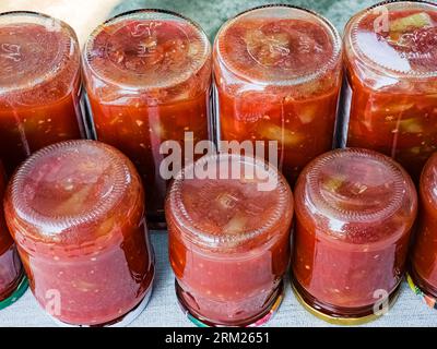 Traditioneller ungarischer, hausgemachter Lecho in Gläsern. Tomaten und Paprika mit Gewürzen. Stockfoto