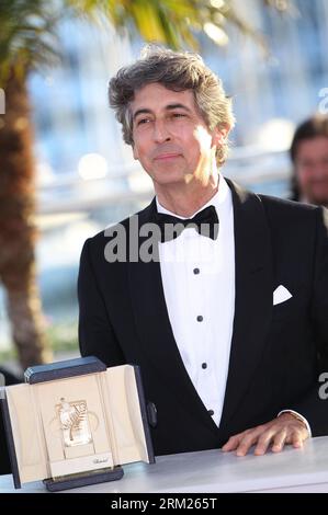 (130526) -- CANNES, 26. Mai 2012 (Xinhua) -- US-Regisseur Alexander Payne posiert während eines Fotogesprächs mit dem besten Schauspieler im Auftrag des US-Schauspielers Bruce den (nicht abgebildet) für den Film Nebraska während eines Fotogesprächs auf dem 66. Cannes Film Festival in Cannes, Frankreich, am 26. Mai 2013. Das Festival endete hier am Sonntagabend. (Xinhua/Gao Jing) FRANCE-CANNES-FILM FESTIVAL-AWARD PUBLICATIONxNOTxINxCHN Cannes Mai 26 2012 XINHUA US-Regisseur Alexander Payne posiert während eines Fotogesprächs mit dem besten Schauspieler IM Namen des US-Schauspielers Bruce der nicht für den Film Nebraska abgebildeten während eines Fotogesprächs IM Cann Stockfoto