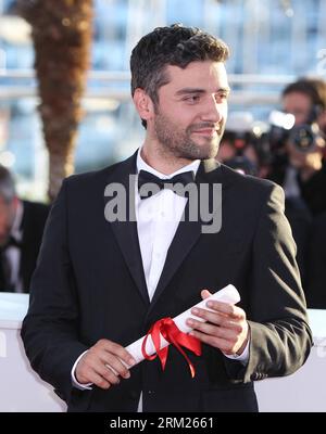 Bildnummer: 59708023 Datum: 26.05.2013 Copyright: imago/Xinhua (130526) -- CANNES, 26. Mai 2012 (Xinhua) -- der US-Schauspieler Oscar Isaac posiert mit dem Grand Prix (Preis), der von den Brüdern Coen für den Film Inside Llewyn Davis während des Fotowettbewerbs der Gewinner des 66. Cannes Film Festivals in Cannes, Frankreich, am 26. Mai 2013 gewonnen wurde. Das Festival endete hier am Sonntagabend. (Xinhua/Gao Jing) FRANCE-CANNES-FILM FESTIVAL-AWARD PUBLICATIONxNOTxINxCHN Entertainment Film 66 Internationale Filmfestspiele Cannes People Preisträger Goldene Palme x0x xkg 2013 hoch 59708023 Datum 26 05 2013 Copyright Imago XIN Stockfoto