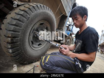 Bildnummer: 59709203  Datum: 26.05.2013  Copyright: imago/Xinhua SHANGLIN, May 26, 2013 - Lan Chuan pumps up a tire of a car during the fixing work at Fozi Village in Shanglin County of Nanning City, capital of southwest China s Guangxi Zhuang Autonomous Region, May 26, 2013. Lan, a 15-year-old middle school student, lives with his paralyzed father on fixing farming machines. Without the care of mother who left the family when he was three years old, Lan takes care of his father and supports his family by aiding him with the fixing work. His story has moved many in the region, which also broug Stock Photo