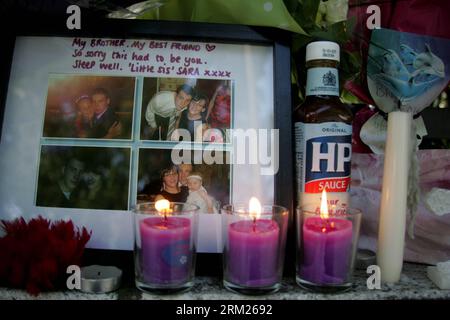 Bildnummer: 59708041  Datum: 26.05.2013  Copyright: imago/Xinhua Pictures and candles are placed at the site where British soldier Lee Rigby was murdered in Woolwich, east London on May 26, 2013. (Xinhua/Bimal Gautam) UK-LONDON-SOLDIER-MOURN PUBLICATIONxNOTxINxCHN Gesellschaft x2x xkg 2013 quer o0 Terror Mord Terroranschlag Anschlag andenken Gedenken Trauer Anteilnahme     59708041 Date 26 05 2013 Copyright Imago XINHUA Pictures and Candles are placed AT The Site Where British Soldier Lee Rigby what murdered in Woolwich East London ON May 26 2013 XINHUA Bimal Gautam UK London Soldier Morne PUB Stockfoto