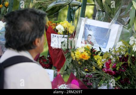 Bildnummer: 59708040  Datum: 26.05.2013  Copyright: imago/Xinhua A man mourns at the site where British soldier Lee Rigby was murdered in Woolwich, east London on May 26, 2013. (Xinhua/Bimal Gautam) UK-LONDON-SOLDIER-MOURN PUBLICATIONxNOTxINxCHN Gesellschaft x2x xkg 2013 quer o0 Terror Mord Terroranschlag Anschlag andenken Gedenken Trauer Anteilnahme     59708040 Date 26 05 2013 Copyright Imago XINHUA a Man  AT The Site Where British Soldier Lee Rigby what murdered in Woolwich East London ON May 26 2013 XINHUA Bimal Gautam UK London Soldier Morne PUBLICATIONxNOTxINxCHN Society x2x xkg 2013 hor Stockfoto